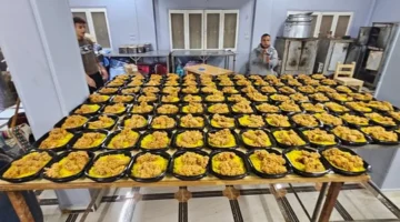 مبادرات إنسانية توزع وجبات ساخنة ومياه على المحتاجين في سوهاج خلال رمضان